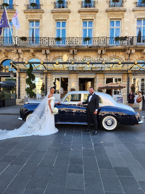 Rolls Royce avec mariés devant grand hotel de Bordeaux